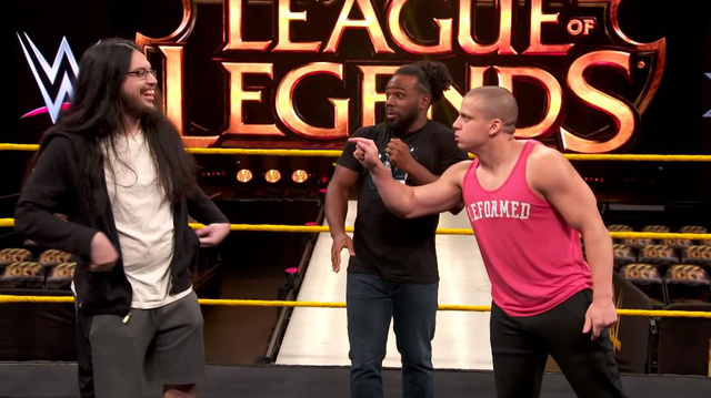 LMHT: 2 hot Streamer Tyler1 và Imaqtpie được mời đến sàn đấu vật của WWE để...đấu võ mồm