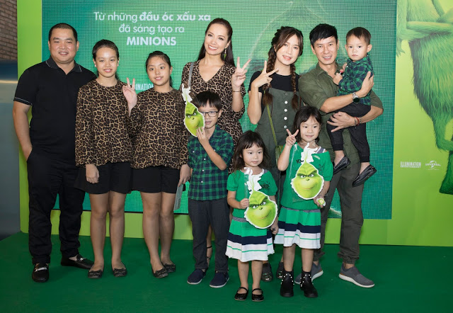 Gia đình sao Việt nô nức đi xem Grinch lập âm mưu phá giáng sinh