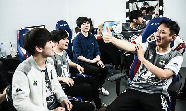 LMHT: Vương Tư Thông giật huy chương Vô địch của TheShy và không thèm trả lại