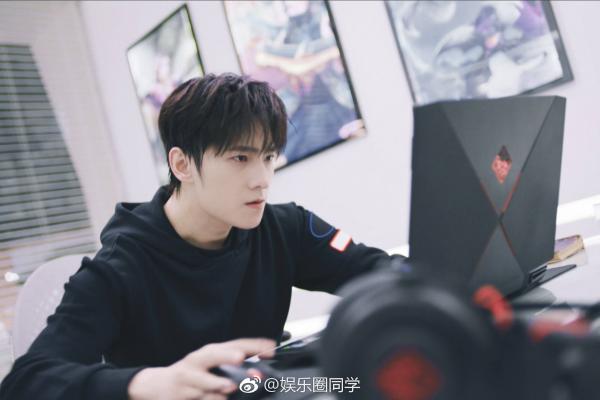 Nam diễn viên Dương Dương tuy đóng vai game thủ trong Toàn Chức Cao Thủ nhưng lại không biết cách cầm chuột