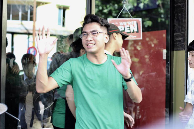 Fan kéo tới đông nghẹt, tiệm bánh mỳ của Pewpew "thất thủ" ngay khi mới khai trương