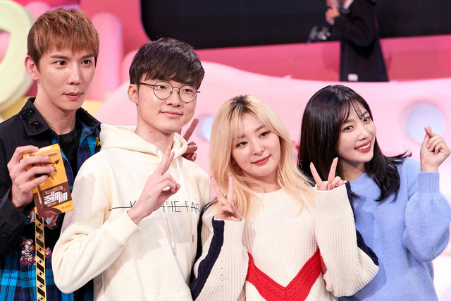 Biểu cảm e lệ vô cùng hài hước của Quỷ Vương Faker khi gặp thần tượng Red Velvet