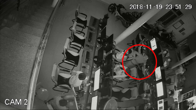 Kinh hoàng thanh niên cầm dao to đùng xông vào tiệm net đòi chém người