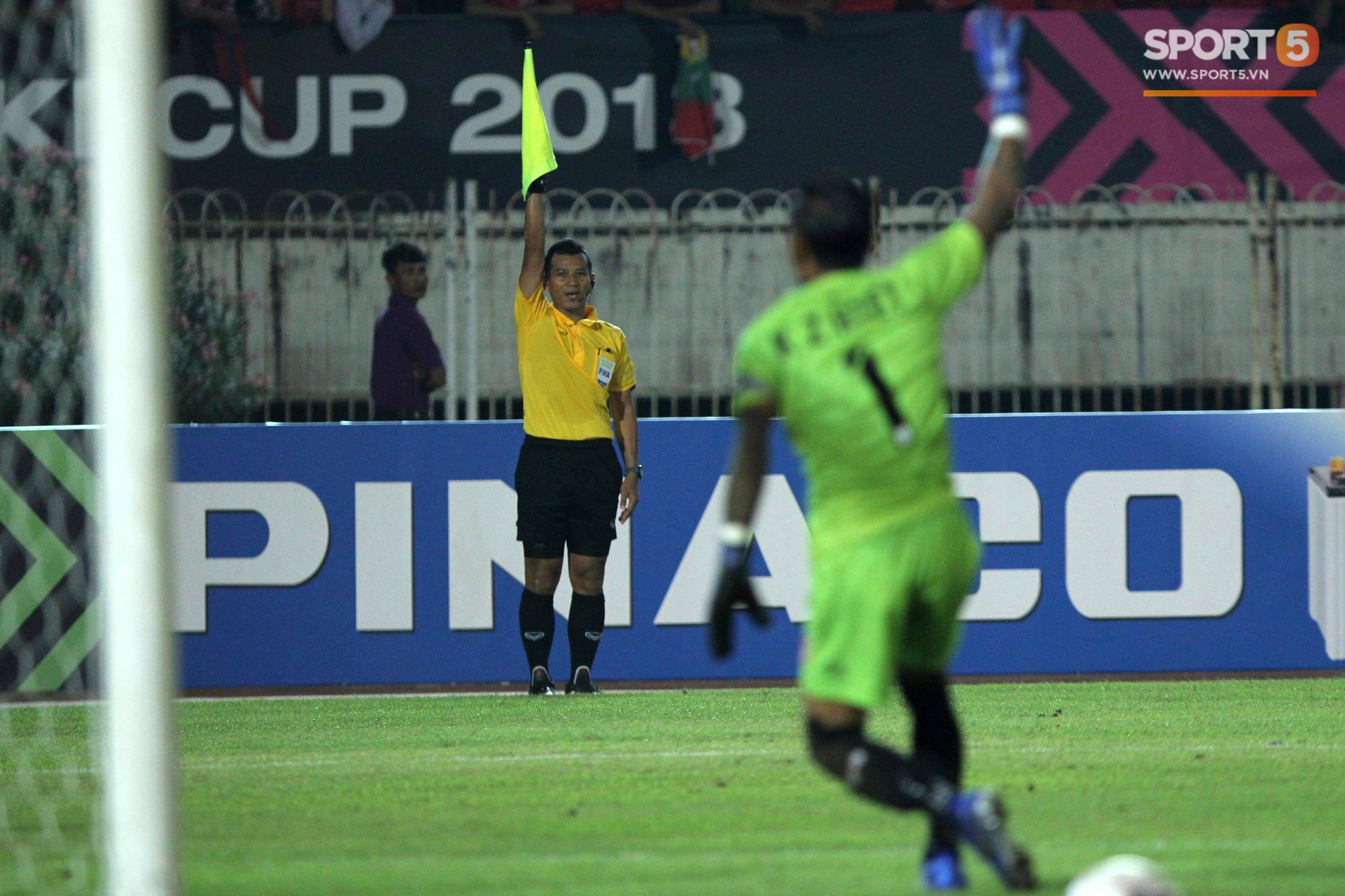 Trọng tài Thái Lan phải đổi avatar Facebook thành màu đen, khóa comment để tự vệ trước cuộc tấn công của fan Việt