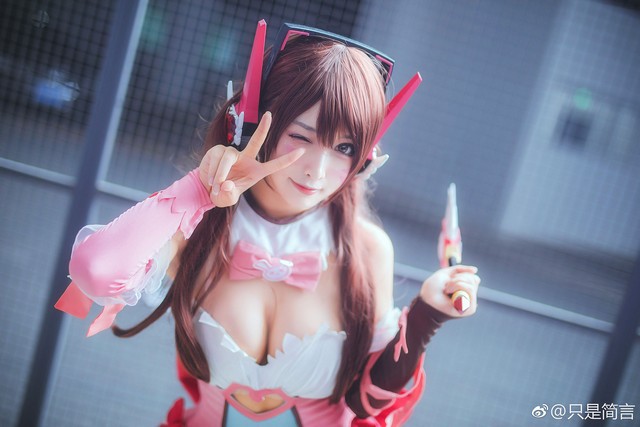 Ngắm nhìn bộ cosplay D.Va tràn đầy sức sống và vô cùng xinh đẹp