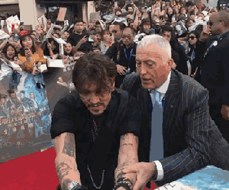 Jonny Deep va cuoc chien voi ve si de co the ki ten cho nguoi ham mo johnny depp ki ten 3