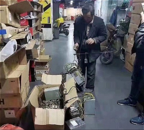 Bitcoin rớt giá, hàng loạt những chiếc máy cày tiền ảo bị đem ra bán phế liệu không thương tiếc