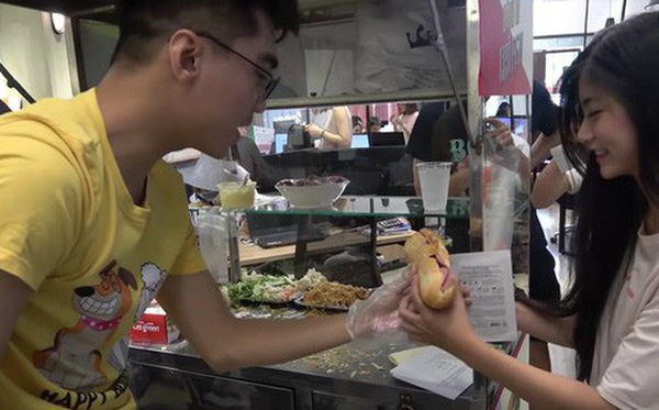 Pewpew úp mở thời gian mở quán bánh mỳ cơ sở Hà Nội và phản ứng bất ngờ của các fan