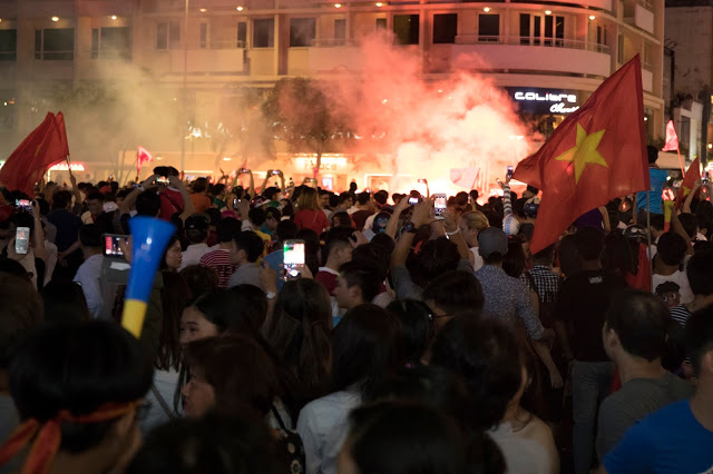 AFF Cup 2018: Việt Nam chinh phục cửa đầu, pháo sáng bùng cháy Phố đi bộ
