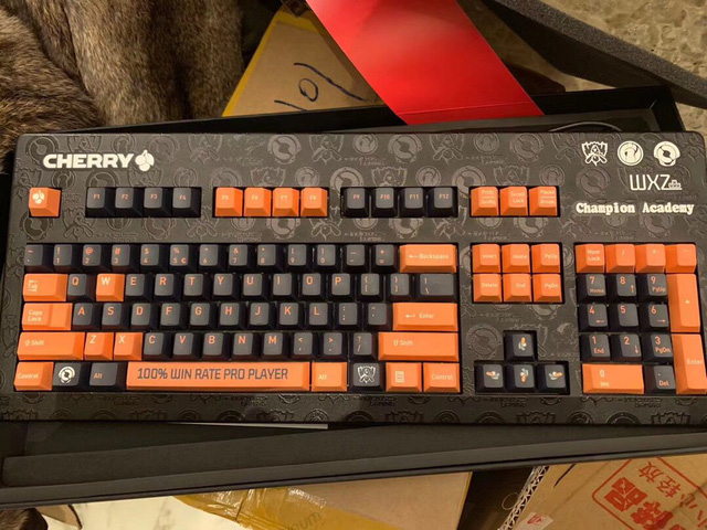 LMHT: Xạ thủ "100% Tỷ Lệ Thắng" Vương Tư Thông được tặng chiếc bàn phím được thiết kế riêng cho mình