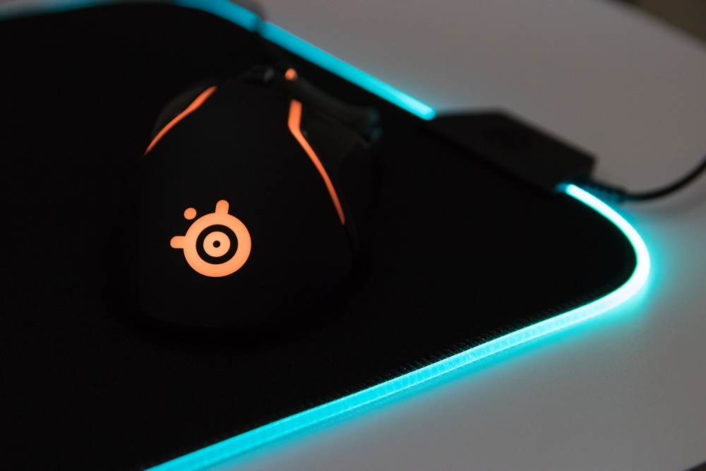 Trên tay nhanh bộ sản phẩm lót chuột QcK đến từ SteelSeries có viền RGB cực đẹp