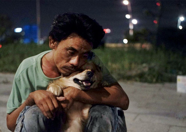 Điều kỳ diệu đã xuất hiện: Chú chó mù trở về bên anh đánh giày câm sau hơn nửa tháng mất tích