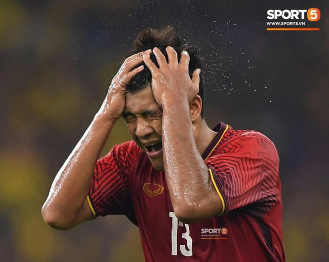 Tiết lộ tin nhắn bí mật Đức Chinh gửi quản lý sau khi bị chỉ trích là 'tội đồ' vì liên tiếp ghi bàn hụt