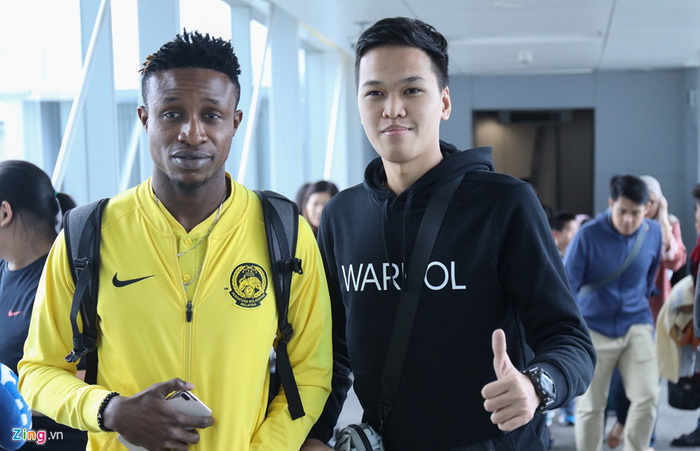 "Chim Sẻ Đi Nắng" hội ngộ cùng các cầu thủ Malaysia trực tiếp ngay tại sân bay