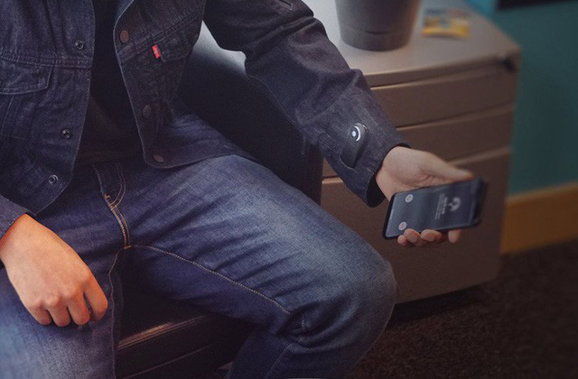 Google ra mắt chiếc áo khoác với công dụng giúp bạn không bao giờ để quên điện thoại nữa