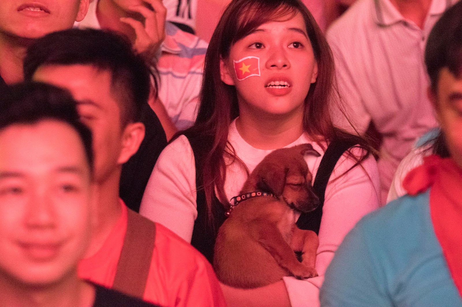 Đồng hành cùng dòng "bão người" chúc mừng đại thắng của đội tuyển Việt Nam