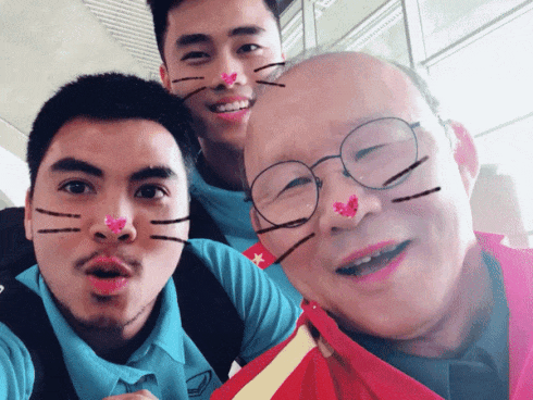 
Ngoài những giây phút mệt mỏi trên sân tập là những lúc ông cười vui, nhí nhảnh cùng học trò thế này.