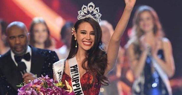 Vừa mới đăng quang ngôi vị Hoa hậu Hoàn vũ 2018, người đẹp Philippines đã bị giả mạo hàng loạt trên Facebook