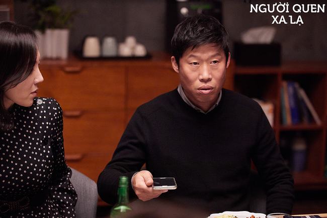 Cuối tuần xem gì: Bài học về thói tò mò trong Người Quen Xa Lạ