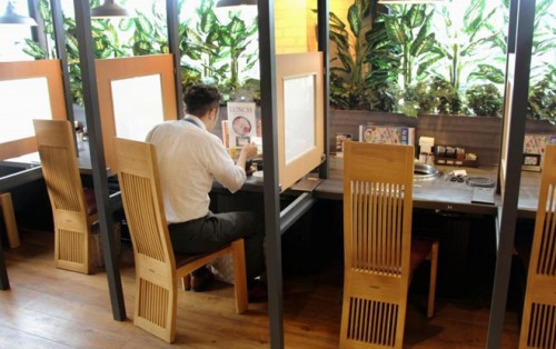 Loại hình dịch vụ ăn, chơi, Karaoke một mình đang trở thành trào lưu rất thịnh hành tại Nhật Bản