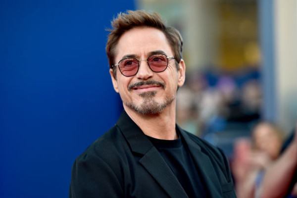 Robert Downey Jr. xác nhận rằng Iron Man sẽ sống đến cuối phim để chiến đấu chống lại Thanos