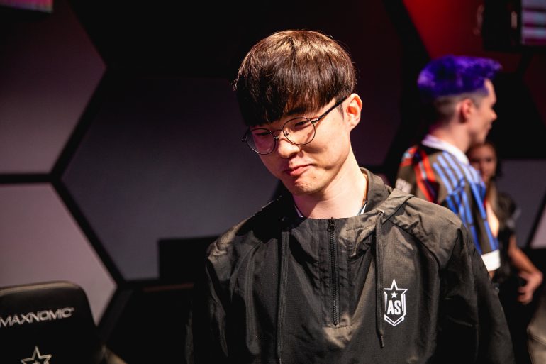 Khóa nhầm Nunu, Faker thoát trận, tạo custom game solo với fan hâm mộ cực hài hước