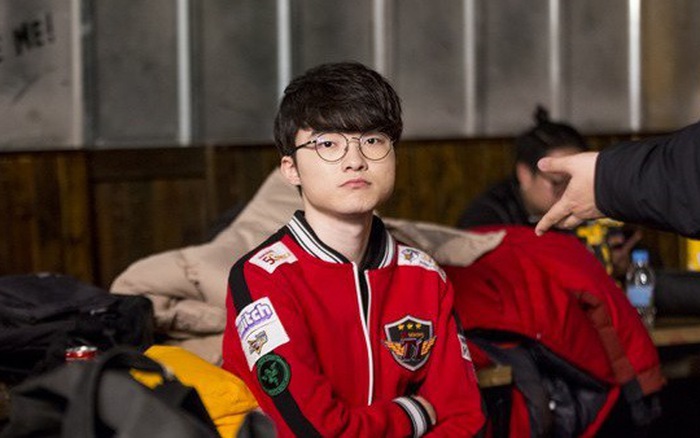 Caster Hols chê "SKT hết thời cả rồi. Kể cả Faker cũng vậy" và phản ứng của Bang cùng với cộng đồng mạng