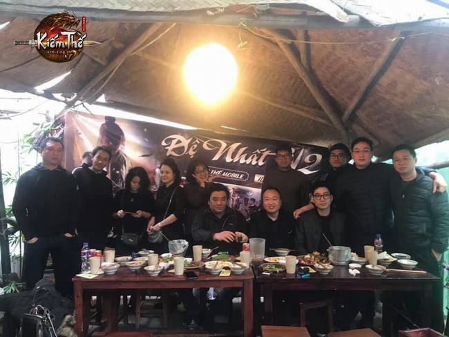 Ngỡ ngàng vì nữ game thủ Kiếm Thế Mobile  xinh chẳng kém các hotgirl