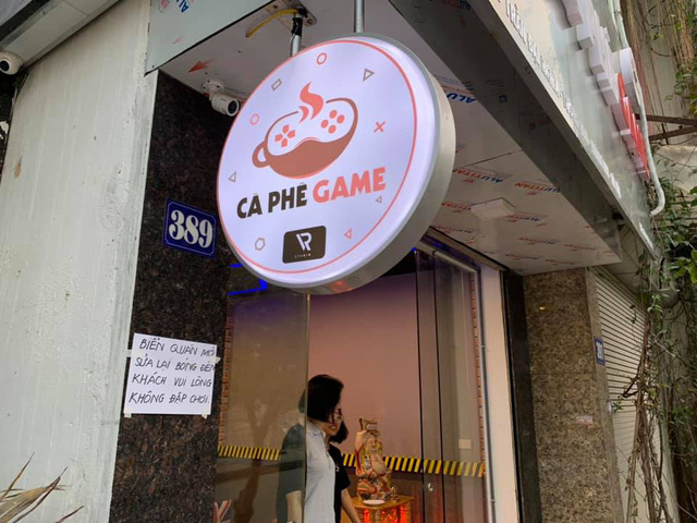 Bảng đèn của Cà Phê Game của ViruSs bị khách hàng xấu tính phá, phải cử cả nhân viên đứng ngoài để canh chừng