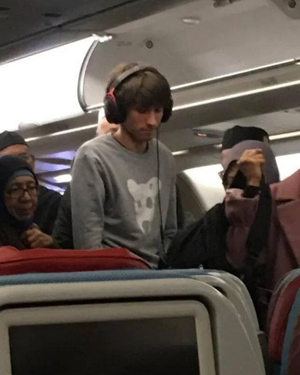 DOTA 2 Dendi bị bắt gặp trên máy bay, rộ tin đồn anh bị Tigers kick vì thành tích quá tệ