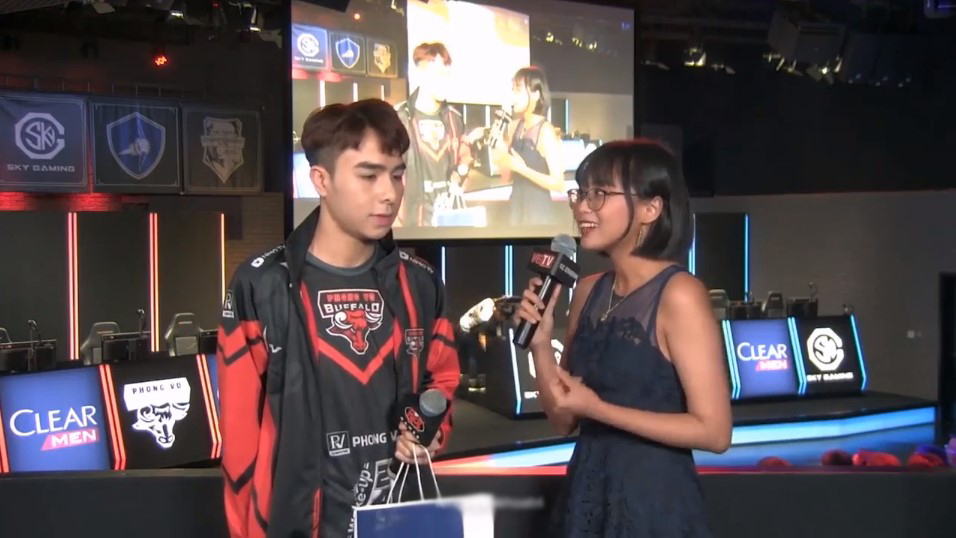 LMHT Zeros bất ngờ tỏ tình với MC Minh Nghi, tiện tay đá xoáy đàn anh Optimus