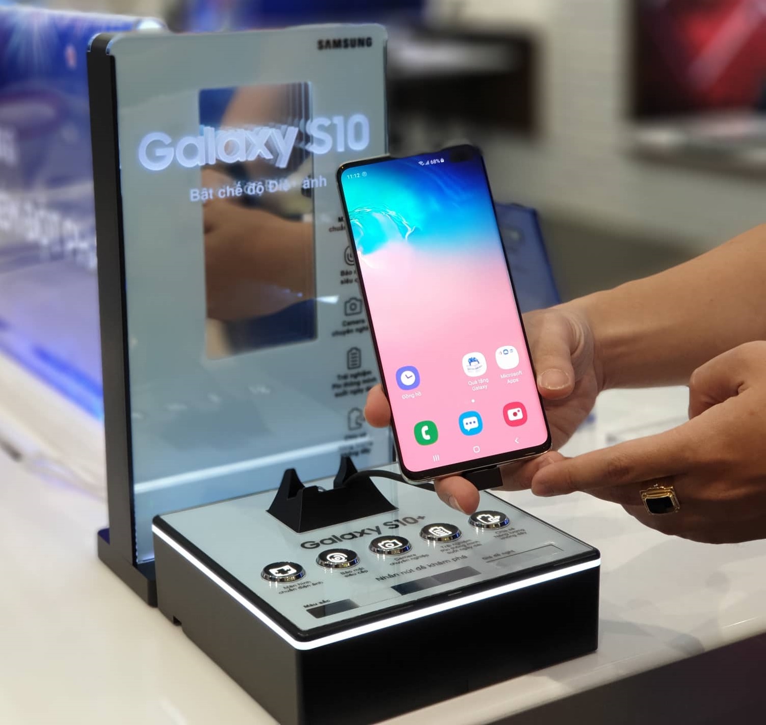 Trên tay nhanh Samsung Galaxy S10 đầu tiên tại Việt Nam