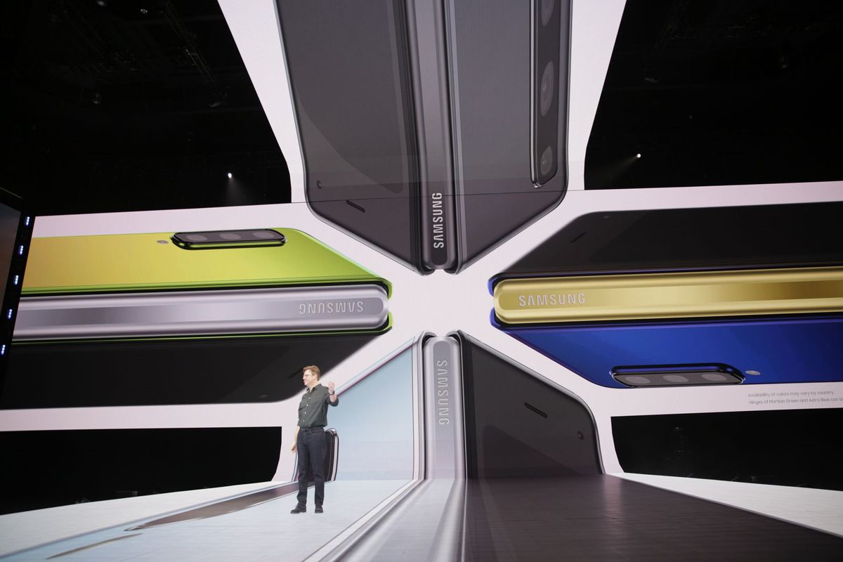 Galaxy Fold: Chiếc điện thoại tự gập đầu tiên của Samsung chính thức ra mắt