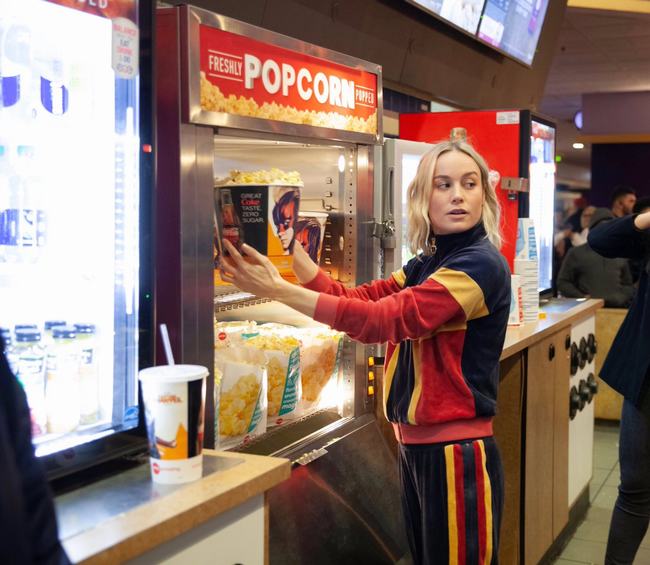 Ra mắt Captain Marvel, Brie Larson đi bán bắp rang cho Fan