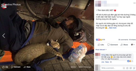 Chú mèo nhỏ nằm ngủ ngon lành trong vòng tay người đàn ông lang thang trên vỉa hè khiến nhiều người thương cảm