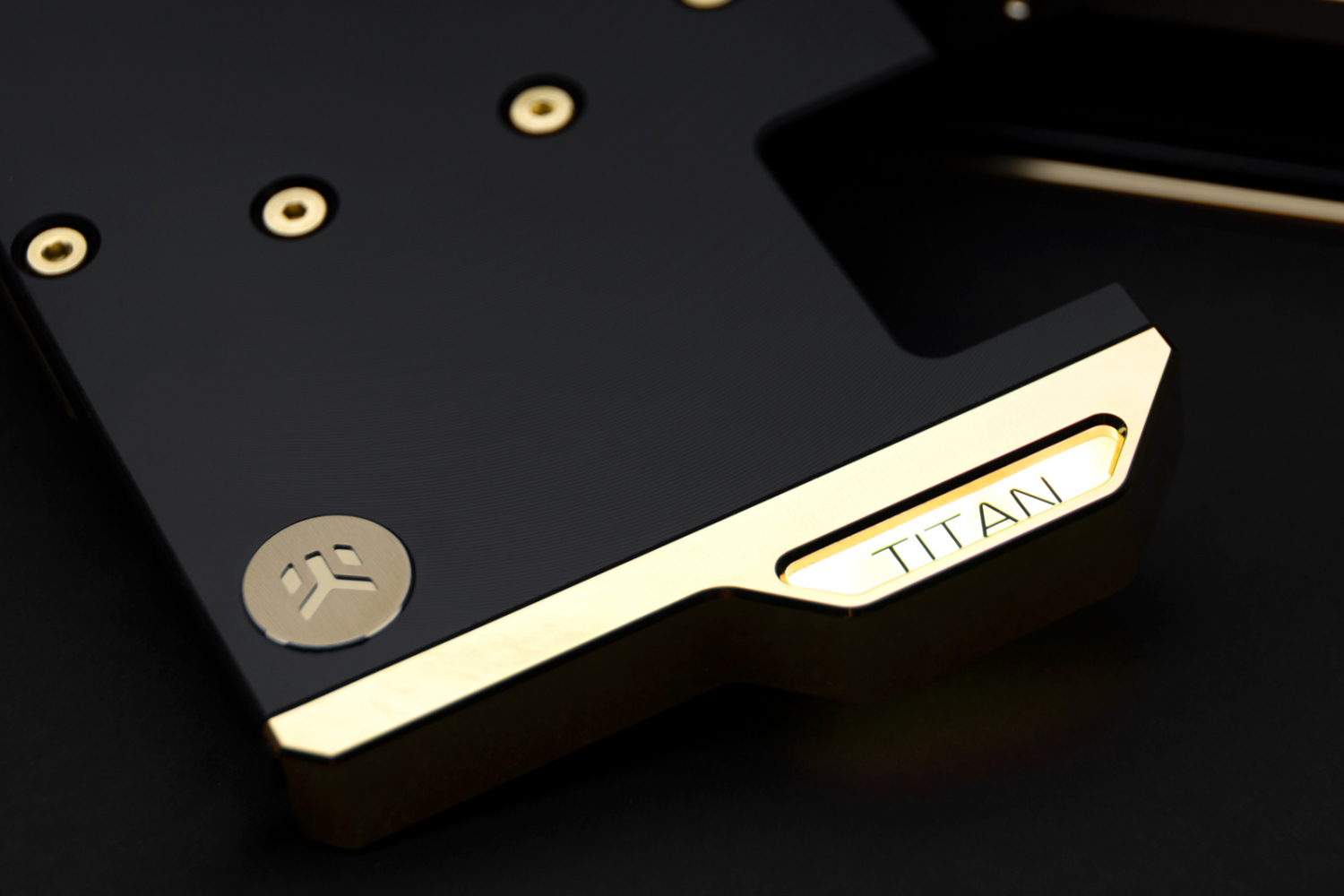 Ek-Vector RTX Titan phiên bản mạ vàng sang chảnh ra mắt. 