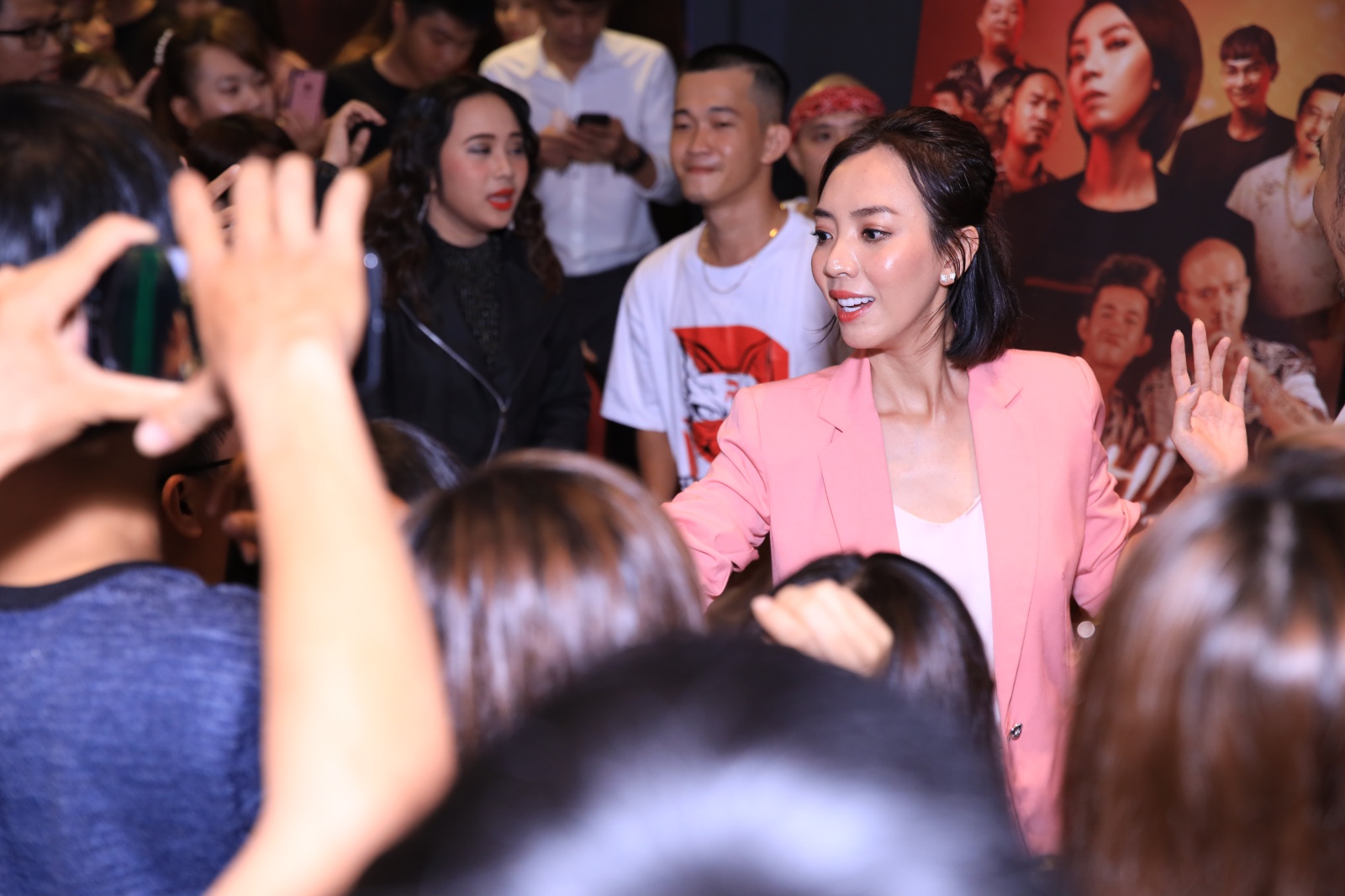 "Chị Mười Ba" tiếp tục bị quay lén, Tiến Luật lên tiếng bảo vệ: Hãy thương chúng tôi!