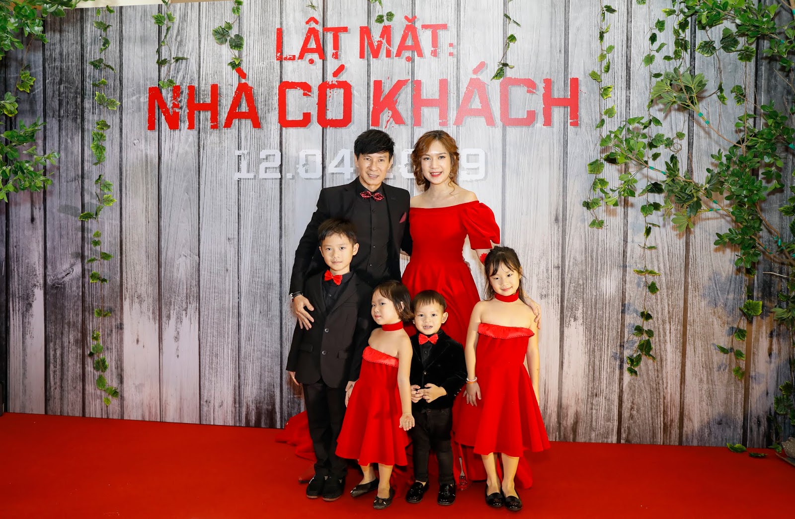 Dàn diễn viên "Lật mặt: Nhà có khách" cùng các con tham dự sự kiện công chiếu phim