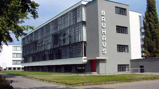 Trường ĐH Bauhaus là gì:  Nơi khởi nguồn Mỹ thuật công nghiệp và Chủ nghĩa công năng mà Google Doodle nhắc đến
