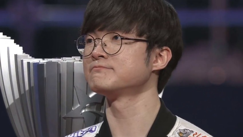 LMHT: Người hâm mộ xúc động khi chứng kiến hình ảnh Faker rưng rưng nước mắt