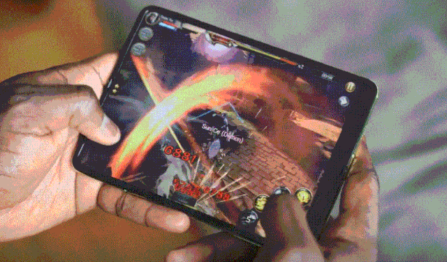 Trải nghiệm PUBG Mobile và Asphalt 9 để test hiệu năng của Galaxy Fold 2