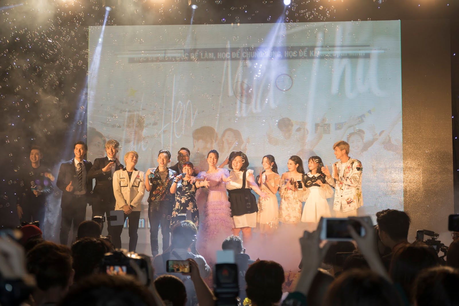 Mặc kệ trời mưa, dàn sao Việt vẫn đổ bộ họp báo Ước hẹn mùa thu