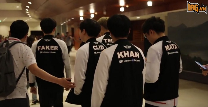 LMHT: Cận cảnh cả đội SKT T1 tại giải đấu MSI 2019 và fan ham mộ may mắn trong ngày