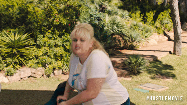 4 khoảnh khắc cười té ghế của nàng mập hậu đậu Rebel Wilson trong Quý cô lừa đảo