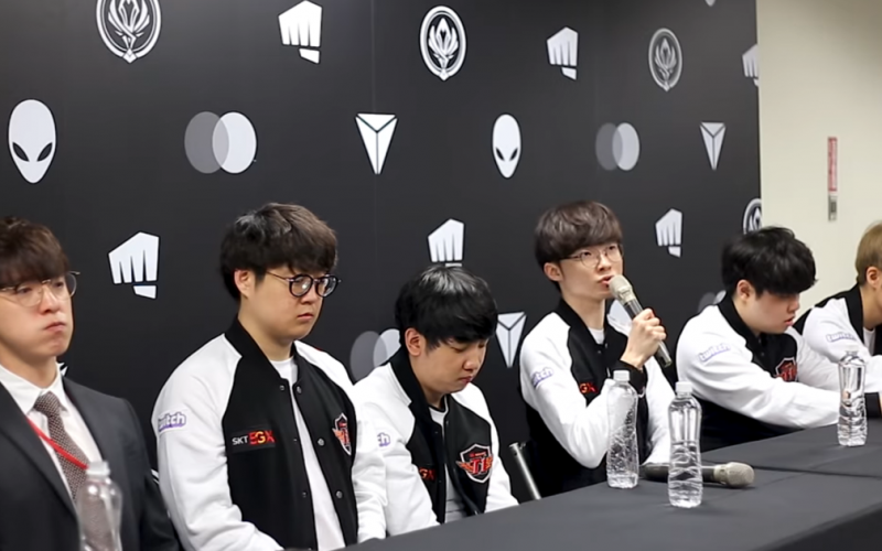 Faker và SKT trả lời họp báo sau thất bại trước G2 - Nhìn các anh như tù binh chiến tranh