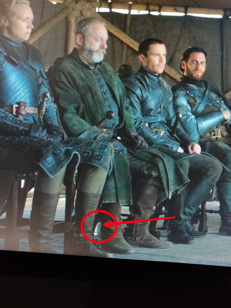 Sau ly Starbucks, Game of Thrones Season 8 tập cuối tiếp tục để quên chai nước lọc ngay trong phim