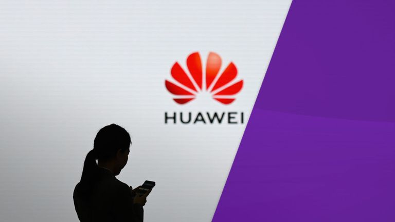 Quản lý ngân sách Nhà trắng muốn hoãn lệnh cấm với Huawei thêm hai năm