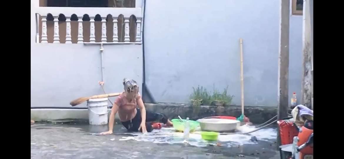 Tiến Lắp Vlog là ai ? - Youtube ăn mừng 20.000 sub bằng cách đổ 100 quả trứng lên đầu mẹ mình