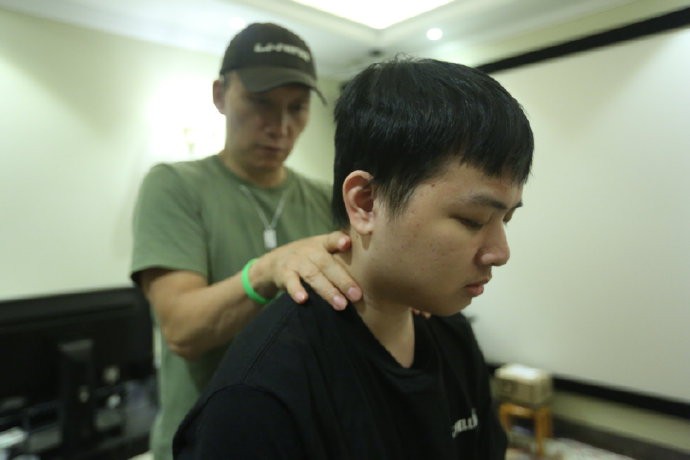 LMHT: SofM cùng đồng đội trong LNG Esports được chăm sóc sức khỏe bởi chuyên gia Olympic