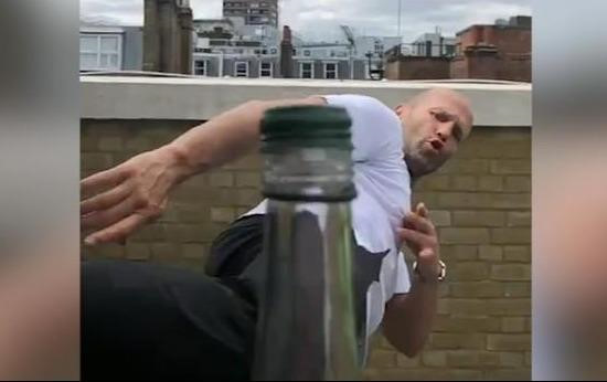 Trào lưu "Thử thách đá nắp chai" được khởi xướng từ ai?